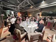 Toutes les bénévoles et la présidente à table